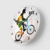 抽象的なペンキのBMXのライダーは文字とのスクエアをはね飛ばします ラウンド壁時計 (傾斜)