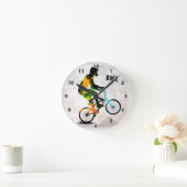 抽象的なペンキのBMXのライダーは文字とのスクエアをはね飛ばします ラウンド壁時計 (ホーム)