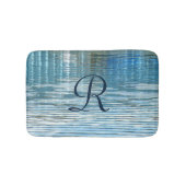 抽象的なリフレクション モノグラムイニシャル プラッシュ バスマット (正面)