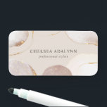 抽象的な水彩のきらきらと輝くラグジュアリー ローズゴールド 名札<br><div class="desc">抽象的な水彩のきらきらと輝くラグジュアリー ローズゴールド ネームタグ。このデザインは、きらきらと輝くように見えるゴールドとローズゴールドのアクセントが付いた抽象的な水彩の形を特徴としています。美容師、メイクアップアーティスト、コスメティシャンなどに最適な、女性らしいビジネススタイルにぴったりです。</div>