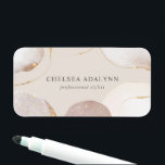 抽象的な水彩のきらきらと輝くラグジュアリー ローズゴールド 名札<br><div class="desc">抽象的な水彩のきらきらと輝くラグジュアリー ローズゴールド ネームタグ。このデザインは、きらきらと輝くように見えるゴールドとローズゴールドのアクセントが付いた抽象的な水彩の形を特徴としています。美容師、メイクアップアーティスト、コスメティシャンなどに最適な、女性らしいビジネススタイルにぴったりです。</div>