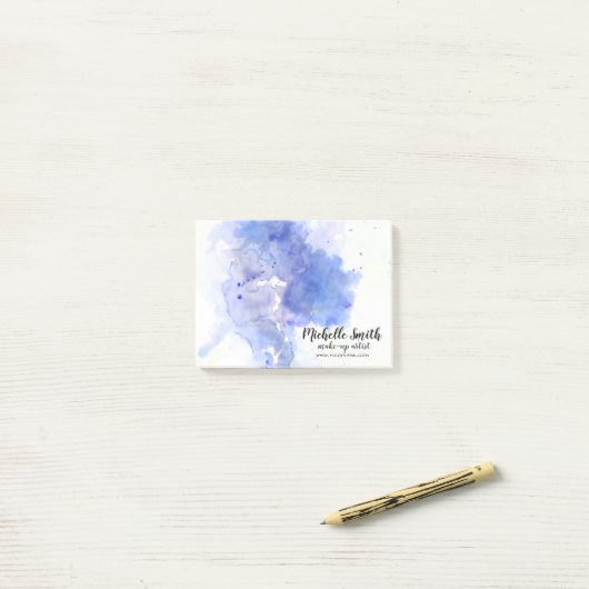 抽象的な水彩の淡い青の飛沫と筆跡 ポストイット (デスク上)