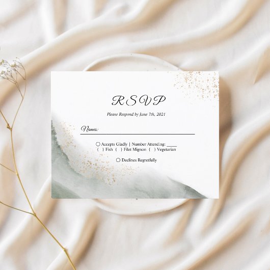 抽象的な水彩グリーンブラシストロークとゴールド インビテーションポストカード