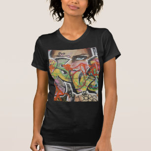 抽象的な落書きの芸術の壁の文字タイプ女性の顔 Tシャツ