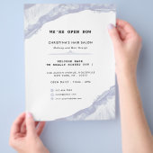 抽象芸術とミニマリストのブルーウォーター色 チラシ (手)