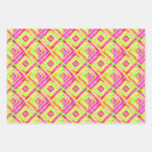 抽象芸術のピンクと黄色の幾何学的な四角いタイル ラッピングペーパーシート (正面3)