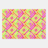 抽象芸術のピンクと黄色の幾何学的な四角いタイル ラッピングペーパーシート (正面)