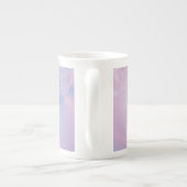 抽象芸術のピンクの輝き ボーンチャイナマグカップ (裏面)