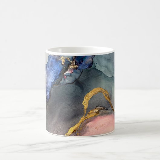 抽象芸術のピンクブルーの背景に美しい香りがする コーヒーマグカップ (中央)