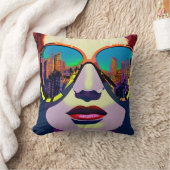 抽象芸術の女性がサングラスで街を振り返る クッション (ブランケット)