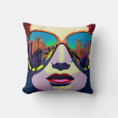 抽象芸術の女性がサングラスで街を振り返る クッション (正面)