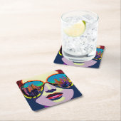 抽象芸術の女性がサングラスで街を振り返る スクエアペーパーコースター (インサイチュ)