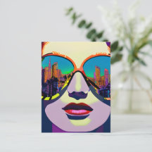 抽象芸術の女性がサングラスで街を振り返る