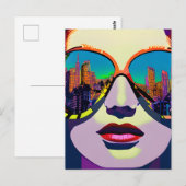 抽象芸術の女性がサングラスで街を振り返る ポストカード (正面/裏面)
