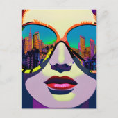 抽象芸術の女性がサングラスで街を振り返る ポストカード (正面)