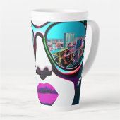 抽象芸術の女性サングラスシティリフレクション カフェラテマグ (右アングル)