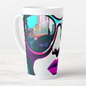 抽象芸術の女性サングラスシティリフレクション カフェラテマグ (左アングル)
