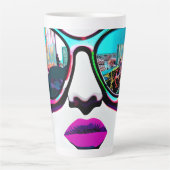 抽象芸術の女性サングラスシティリフレクション カフェラテマグ (正面)