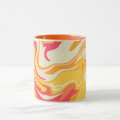 抽象芸術の暖かいトーンでの旋回デザイン マグカップ (中央)
