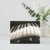 抽象芸術の曲がったピアノ鍵 ポストカード (スタンド正面)