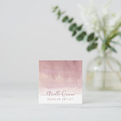 抽象芸術の水の色グラデーションほこりっぽいピンクのメイクアップアーティスト スクエア名刺 (スタンド正面)