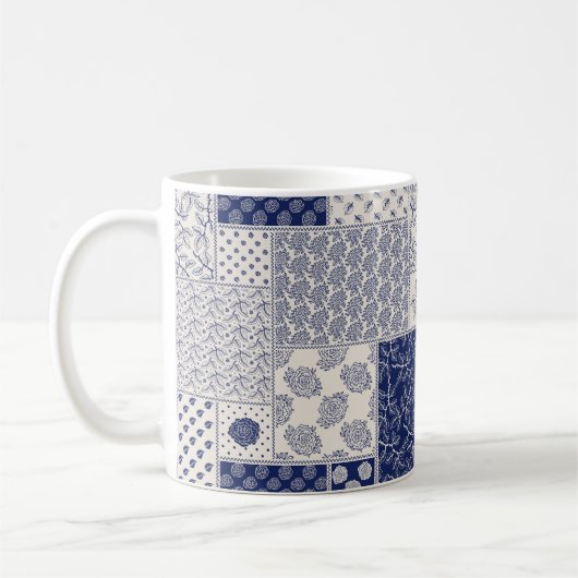 抽象芸術の縫い目のない継ぎはぎ模様、濃い色 コーヒーマグカップ (左)