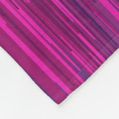 抽象芸術の背景（薄い紫の縦線） フリースブランケット (角)