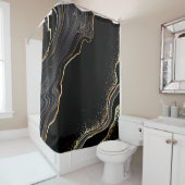 抽象芸術の黒い波状の背景に金の静脈が浮かんでいる シャワーカーテン (インサイチュ)