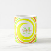 抽象芸術イエローグリーンオレンジスパイラルモノグラム名 コーヒーマグカップ (中央)