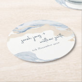 抽象芸術エレガントブルーベージュコーストビーチ結婚式 ラウンドペーパーコースター (アングル)