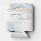 抽象芸術エレガントブルーベージュコーストビーチ結婚式 缶クーラー (裏面)