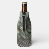 抽象芸術オリーブセージ緑グレーフラクタルアートファンタジー ボトルクーラー (ボトル裏面)
