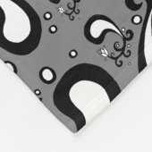 抽象芸術グレーと白のチューリップペイズリーパターン フリースブランケット (角)