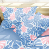 抽象芸術シンプルとモステラピンクと青のパターン 枕カバー