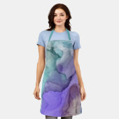 抽象芸術ティール(緑がかった色)とパープルアルコールのインクパターン エプロン (着用した状態)