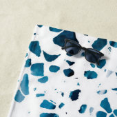 抽象芸術テラゾモザイクネイビー&ライトブルーパターン ビーチタオル (インサイチュ)