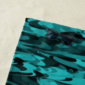 抽象芸術パターンティール（緑がかった色）ブラック ビーチタオル (インサイチュ)