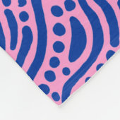 抽象芸術パターン110523 – ネイビーブルーとピンク フリースブランケット (角)