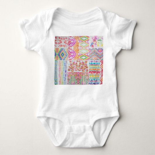 抽象芸術パッチワーク、水色絞り染めパターン。 ベビーボディスーツ (正面)