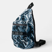 抽象芸術パーソナライズされたブルーとホワイトウェーブ スリングバッグ (右コーナー)