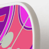 抽象芸術ファンキー、ピンク、紫、白のジオシェイプ。 ピックルボールラケット (左詳細)