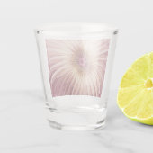 抽象芸術フラワーフラクタルアート&バーガンディの色合い ショットグラス (裏面)