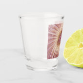 抽象芸術フラワーフラクタルアート&バーガンディの色合い ショットグラス (左)