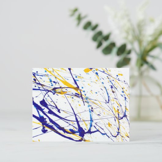 抽象芸術ブルーとイエロー絵を描(ばちゃばちゃ)跳ねる ポストカード (スタンド正面)