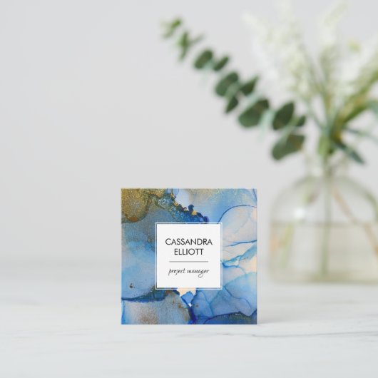 抽象芸術ブルーと金ゴールドアルコールインク液芸術 スクエア名刺 (スタンド正面)