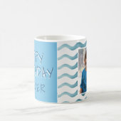 抽象芸術ブルーウェーブボーイハッピーバースデー写真 コーヒーマグカップ (中央)