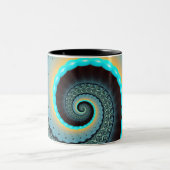 抽象芸術ブルーターコイズオレンジフラクタルアートスパイラル ツートーンマグカップ (中央)