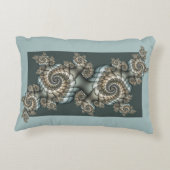 抽象芸術ベージュライトブルーフラクタルアートらせん状 アクセントクッション (裏面)