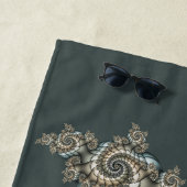 抽象芸術ベージュライトブルーフラクタルアートらせん状 ビーチタオル (インサイチュ)