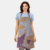 抽象芸術モダンアルコールインクパープル&金ゴールドモノグラム エプロン (着用した状態)